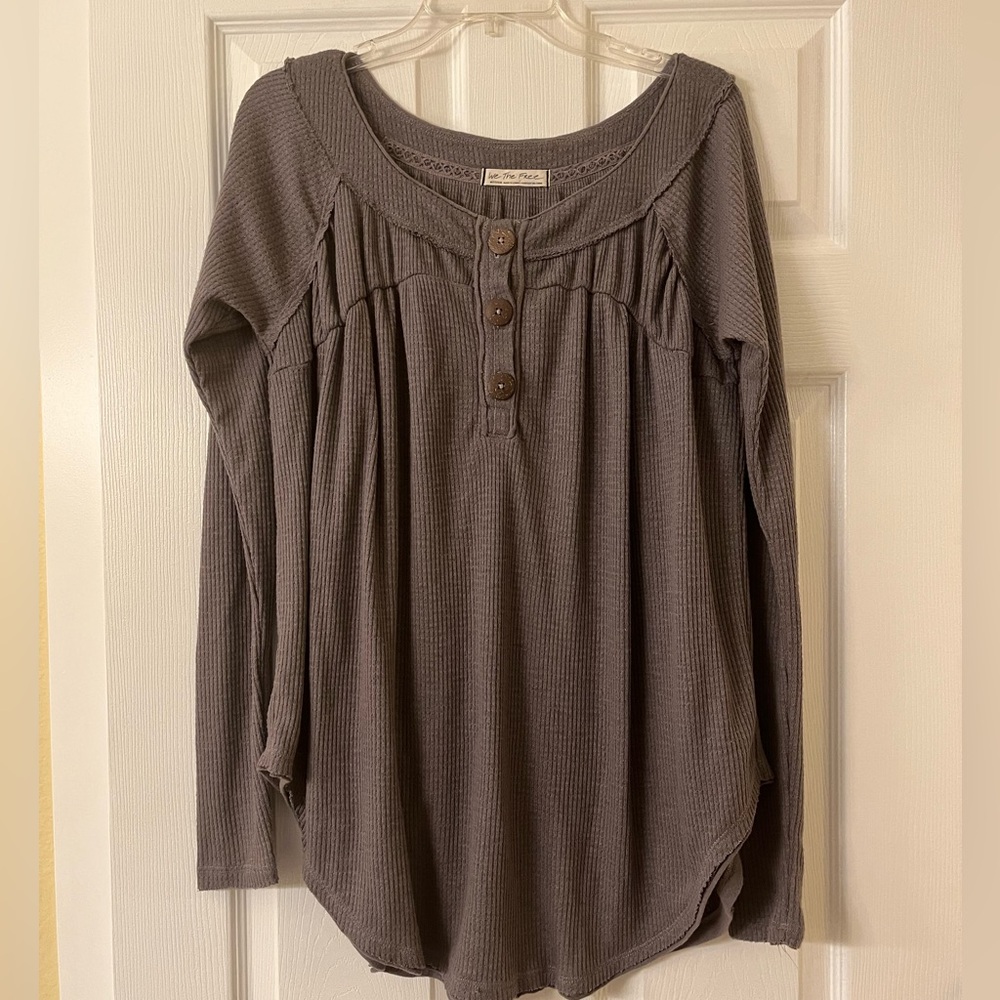 We The Free Gray Waffle Ruched Blouse with Buttoned Details - Picture 4 of 9